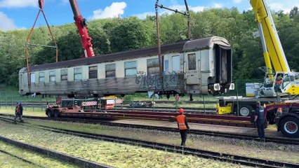 LE CREUSOT : Chargement et départ en camion d'une voiture voyageurs d'un train