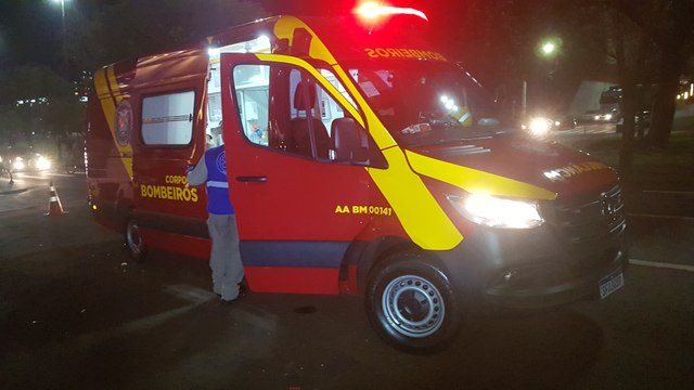 Jovem fica ferida após colisão entre ônibus e carro em Cascavel