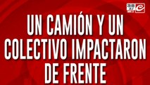 Choque fatal: un camión y un colectivo impactaron de frente