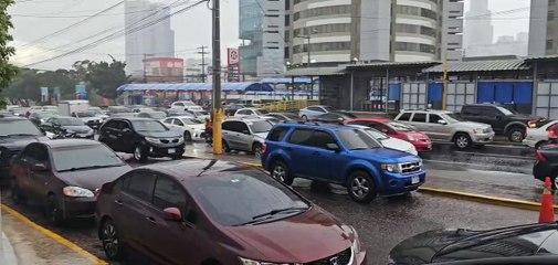 Caos en el bulevar Suyapa por lluvias en la capital