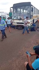 Motociclista sofre ferimentos e para embaixo de ônibus após colisão em Tapejara
