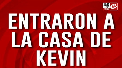 Vecinos entran a la casa de Kevin