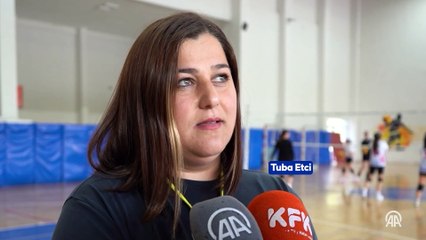 Voleybol antrenörü kadın hem salonda hem besihanede çalışıyor