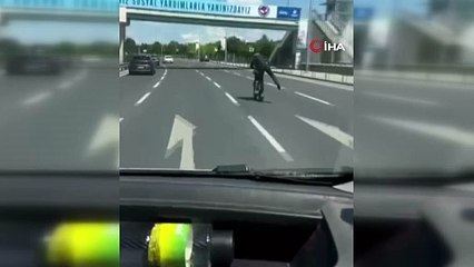 İstanbul trafiğinde tehlikeli yolculuk: Scooterda yaptığı hareketler korkuttu!