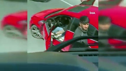 İstanbul trafiğinde yol verme kavgasında bir trafik magandası diğer sürücüye sandalye ile saldırdı