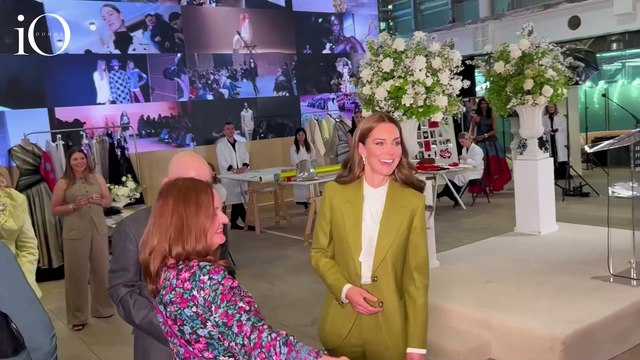 Non il solito tailleur: Kate Middleton sceglie Victoria Beckham in tonalità di tendenza