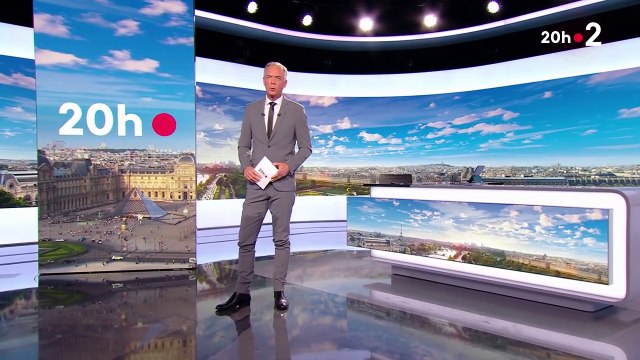 Julien Arnaud présente le 20 Heures de France 2 après la cérémonie d'ouverture du Festival de Cannes 2025 le mardi 13 mai 2025.