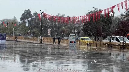 Erzurum’a mayısın ortasında lapa lapa kar yağdı