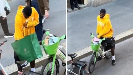 Thuram come un comune mortale: fa shopping in centro e torna a casa... in bici!