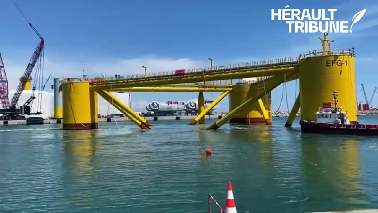 Spectaculaire arrivée du premier méga flotteur pour les éoliennes en mer à Port-la-Nouvelle