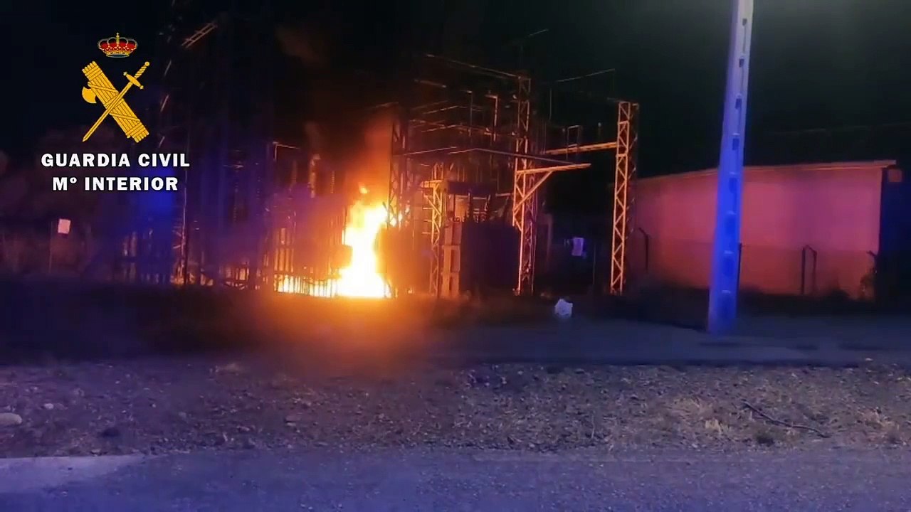 Un violento incendio pone a Viana en alerta y obliga a evacuar 100 trabajadores de una empresa