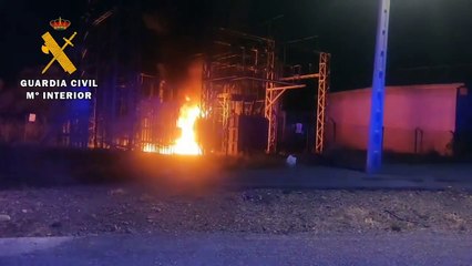 Un violento incendio pone a Viana en alerta y obliga a evacuar 100 trabajadores de una empresa