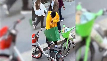 Graban a Thuram llevando la compra en una bici de alquiler