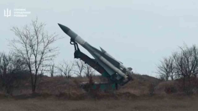 Video shows Ukrainian military intelligence using 5V28 missile against Russian positions
