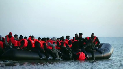 French police fail to stop migrants from heading for Britain