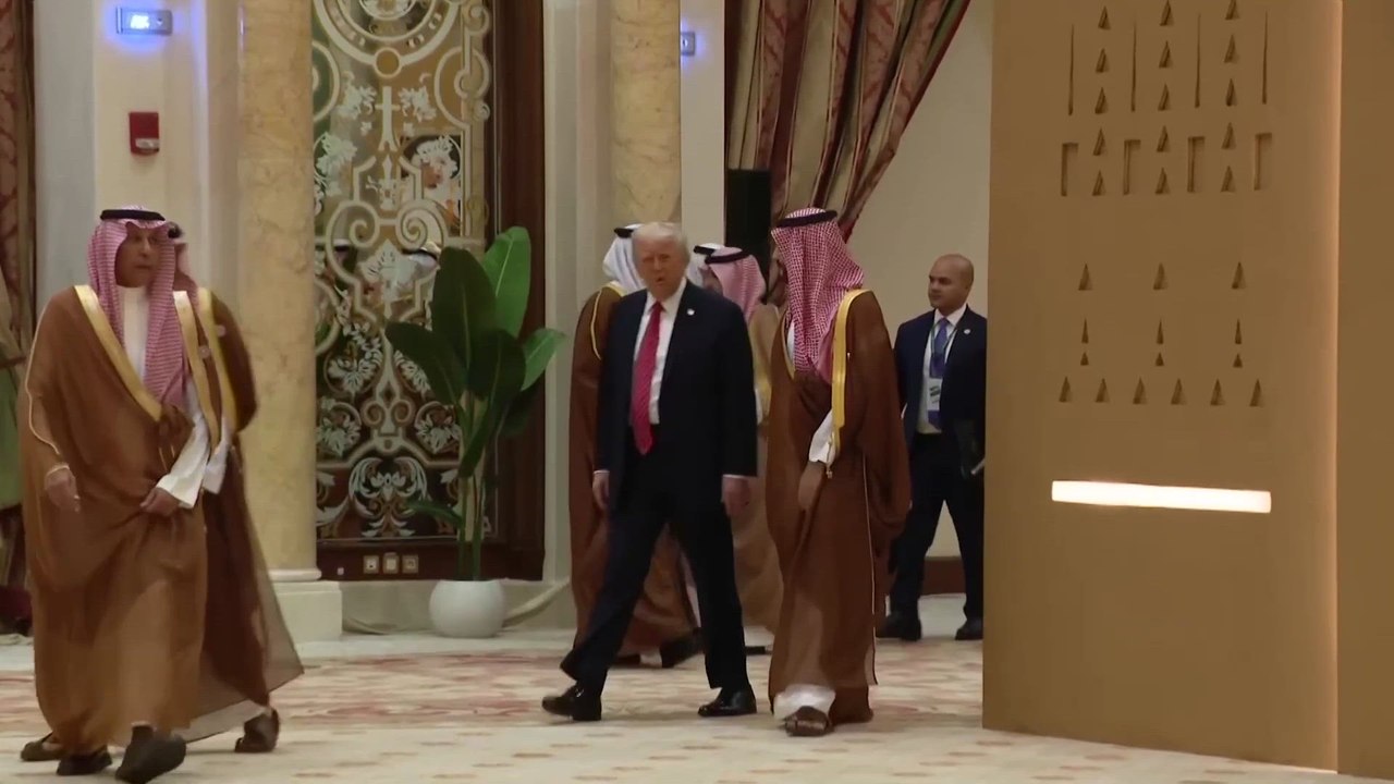 Trump hilarious moment when posing alongside Middle-East leaders