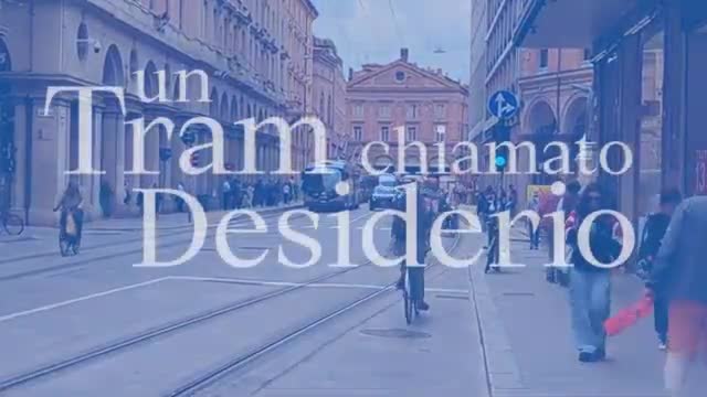 Bologna, il video tutorial dei ciclisti per evitare incidenti con le rotaie del tram: «Ecco come fare»