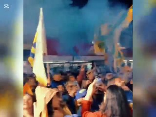 Wilson Ezquerra, reelecto intendente de Tacuarembó, festejando y agradeciendo a la gente