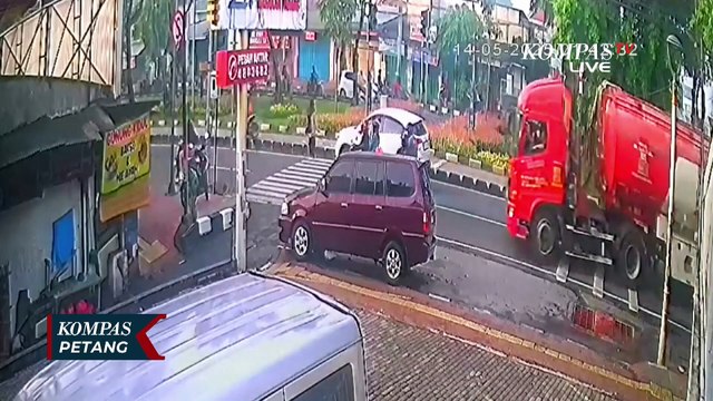 Detik-detik Truk Pengangkut BBM Pertamina Tabrak Kios Bakso