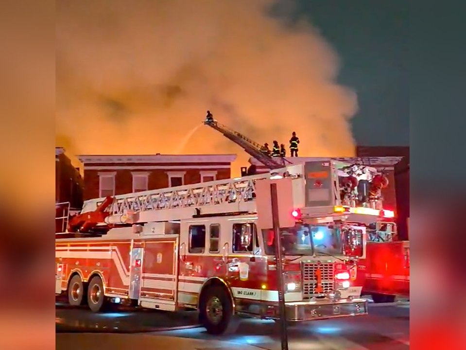 Feuer wütet in Lagerhaus: Über 200 Einsatzkräfte vor Ort
