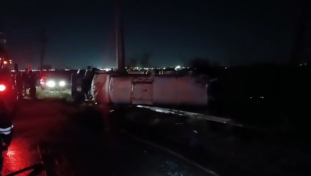 Volcadura de tráiler en la Carretera Monterrey-Laredo moviliza a rescatistas