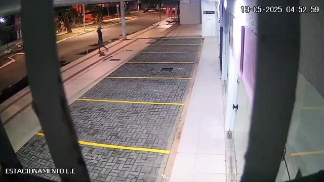 Homem é flagrado invadindo loja de roupas na Av. Amélia Rosa