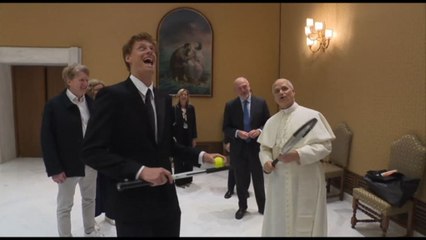 Sinner dal Papa, gli regala racchetta: Vuole giocare? Qui meglio di no
