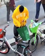 L'attaccante dell'Inter Thuram fa shopping con la bici a noleggio