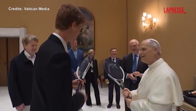 Papa Leone XIV riceve Sinner: Jannik gli dona la sua racchetta