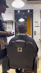 Bonne nouvelle !La’Klinik est désormais ouverte les lundis de 14h à 21h.Parce qu’un vrai style, ça se travaille dès le début de la semaine !On t’attend pour ta dose de style, de soin et de fraîcheur.#coiffure #barbe #soin #style #barbershop