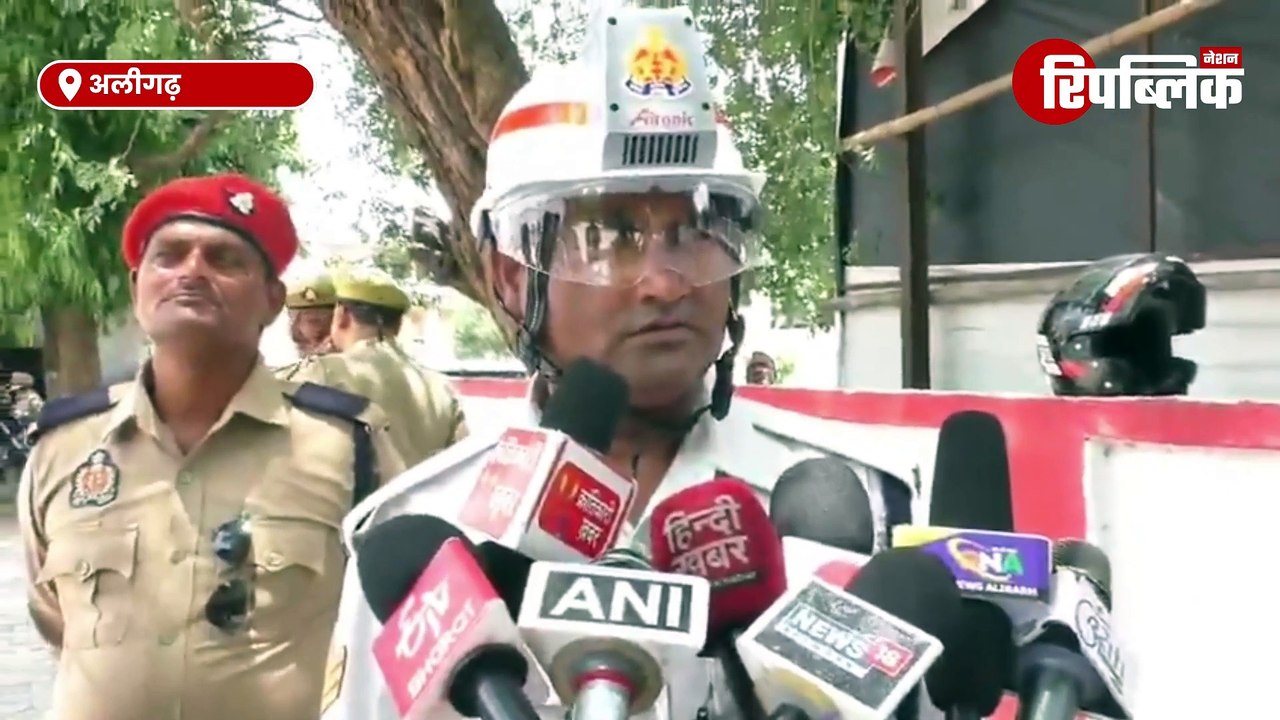 Aligarh: गर्मी में राहत के लिए ट्रैफिक पुलिस कर्मियों को वितरित किए गए 'AC हेलमेट'