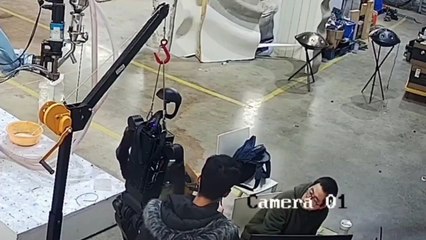 Un robot devient fou et s'attaque à des employés