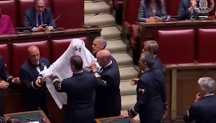 Premier Time, Magi vestito da fantasma in Aula alla Camera: espulso