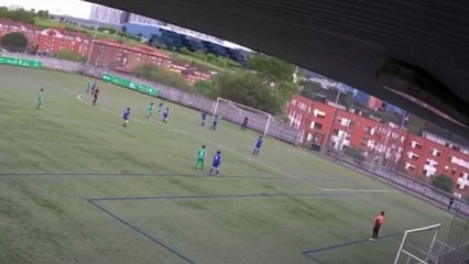 Un árbitro suspendido indefinidamente por golpear el balón de volea