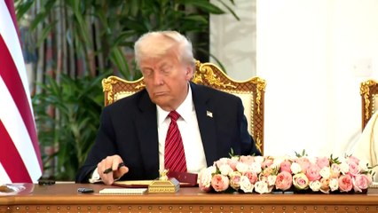 ترامب يغيّر شاربي مؤقتاً: قلم بـ200 مليار دولار!