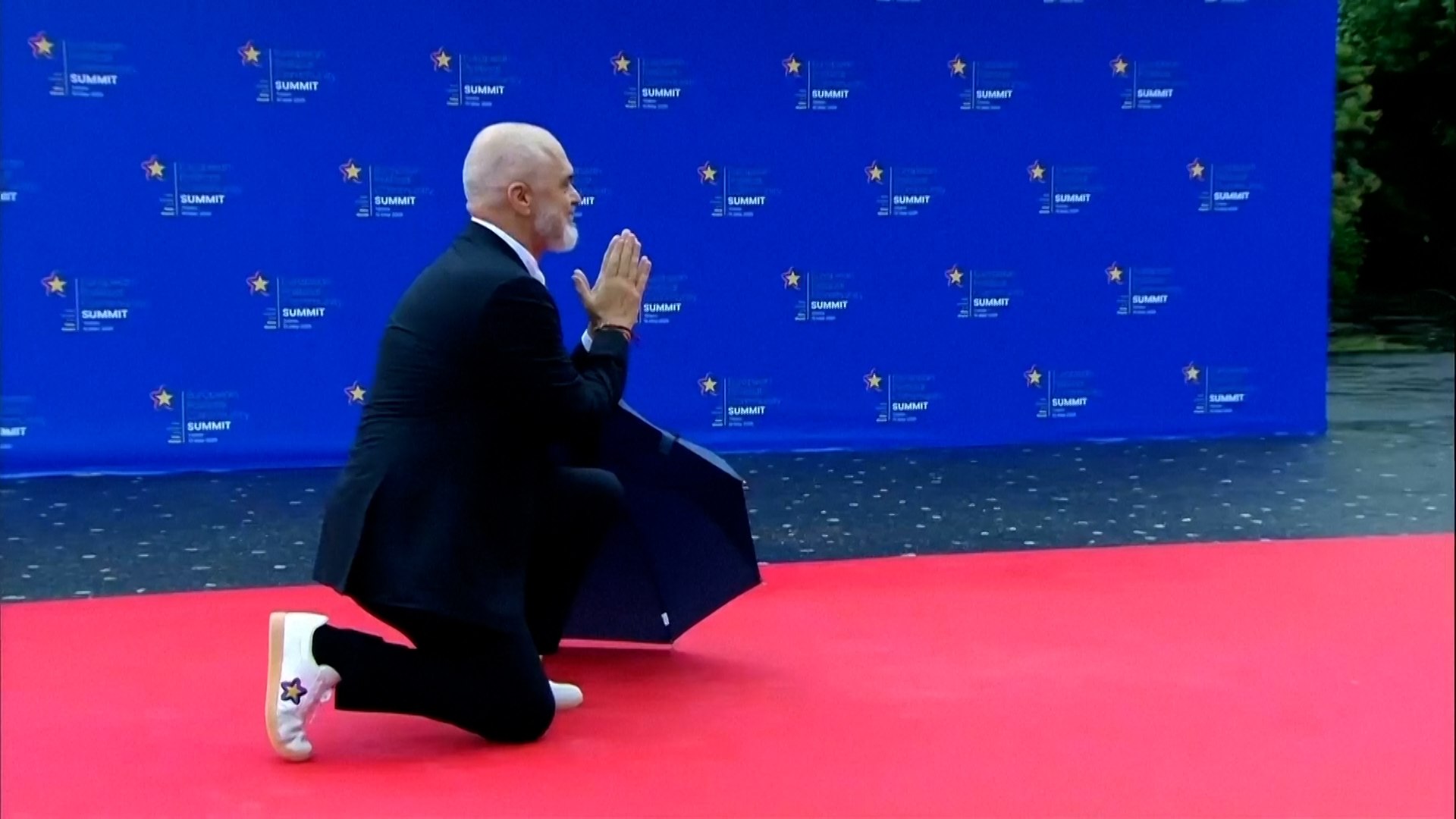 Edi Rama, primer ministro de Albania, se arrodilló para recibir a Meloni