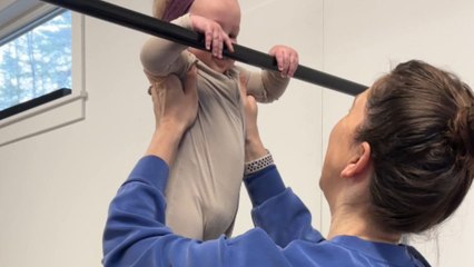 Strong 7-month-old impresses Mom by hanging onto gymnastics bar for over 10 seconds