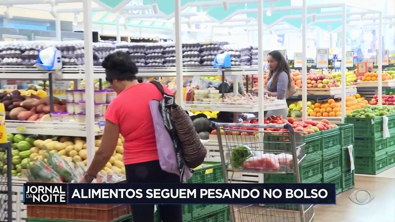 Alimentos seguem pesando no bolso do brasileiro