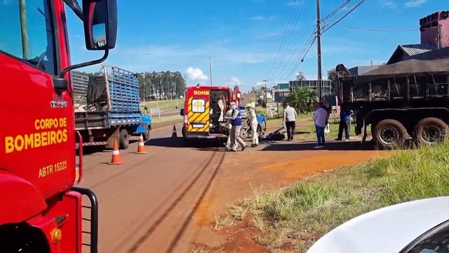 Grave acidente entre moto e caminhão é registrado na marginal da BR-277, em Cascavel