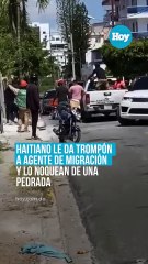 Haitiano le da trompón a agente de Migración y lo noquean de una pedrada