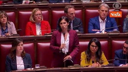 Schlein mostra in Aula grafico delle spese sanitarie: Il vostro Governo è al minimo storico