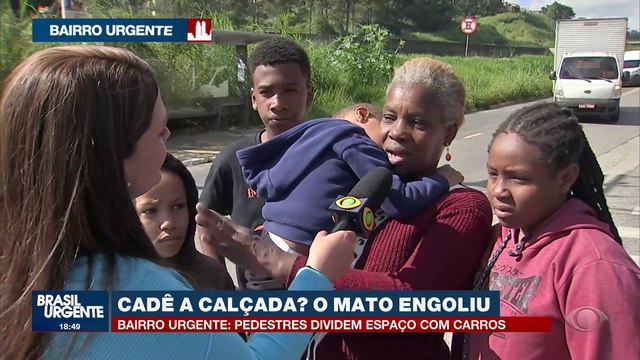 Cadê a calçada? Pedestres dividem espaço com carros em avenida