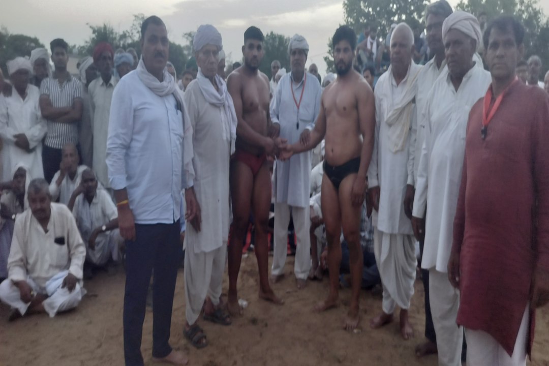 कुश्ती में पहलवानों ने दिखाया दमखम, अंतिम कामड़ा छूटा बराबरी पर .... देखें वीडियो ....