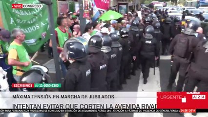 📢 TENSIÓN EN MARCHA DE LOS JUBILADOS: LE TIRARON GAS PIMIENTA AL PADRE PACO