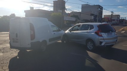 Honda Fit e Fiorino colidem na Rua São Paulo em Cascavel