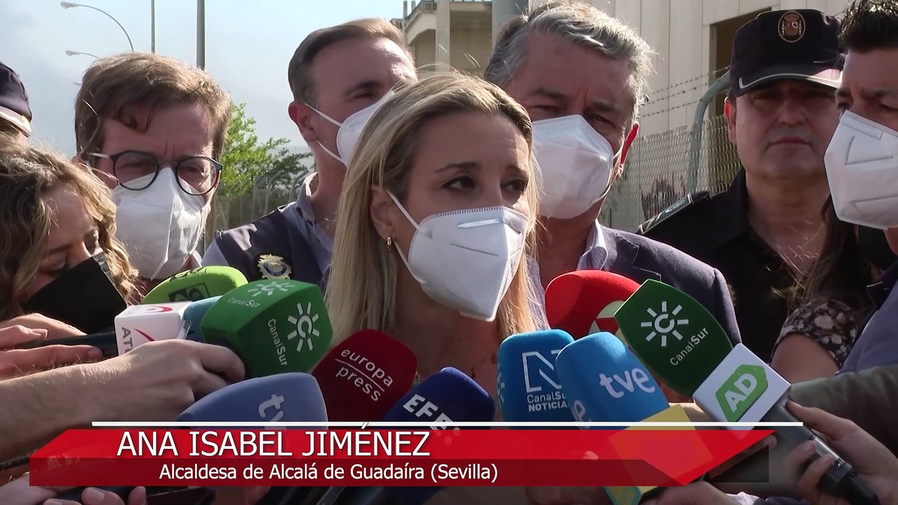 El incendio de la nave de productos químicos de Alcalá deja dos heridos y obliga a desalojar