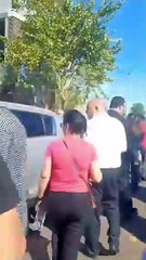 Momento en que el concejal de Encarnación trataba de cruzar en medio del desfile patrio.