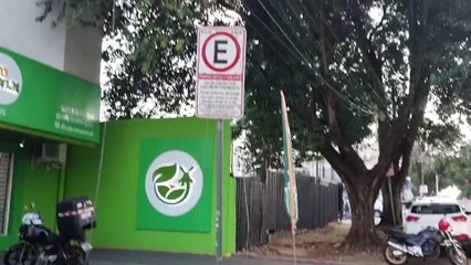 Fio caído enrosca em pescoço de motociclista na Rua São Paulo