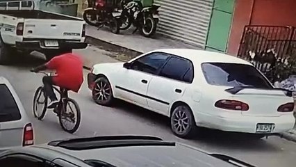 Ladrón deja tirada su bicicleta para robarse carro estacionado, en El Progreso