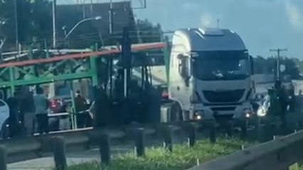 Caminhão cegonha fica atravessado Estrada do Coco